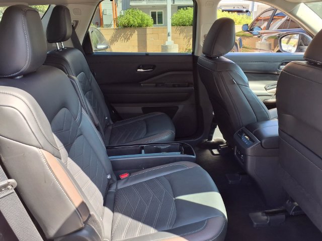 Certified 2025 Nissan Pathfinder Platinum FWD image 28