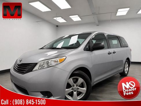 Used 2015 Toyota Sienna L FWD image 1