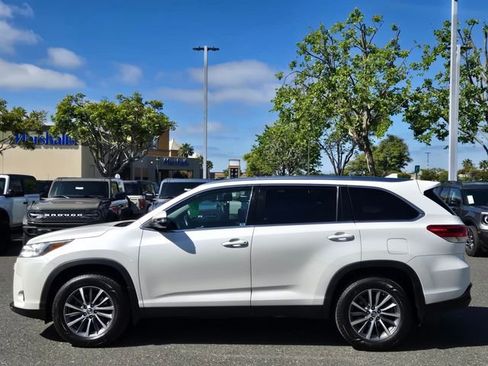 Used 2019 Toyota Highlander XLE AWD/4WD image 2