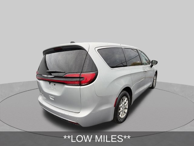 Used 2026 Chrysler Pacifica Select FWD image 6