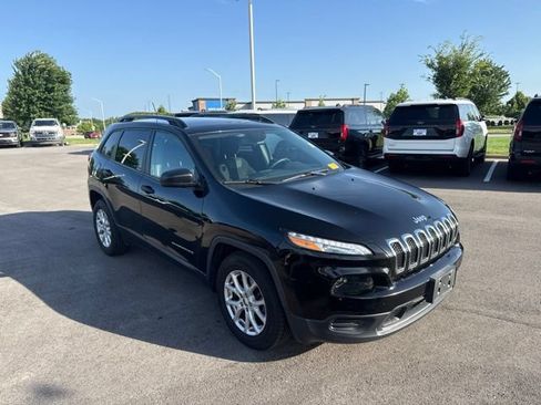 Used 2017 Jeep Cherokee Sport FWD image 1