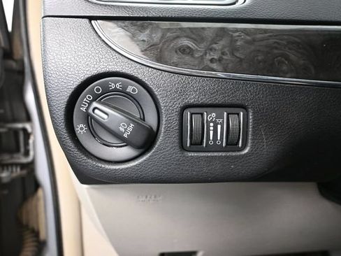 Used 2015 Chrysler Town & Country Touring FWD image 27