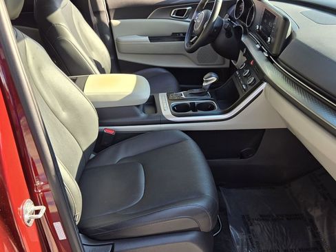 Used 2024 Kia Carnival LX image 17