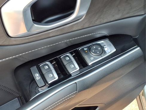 Used 2025 Kia Sorento SX AWD/4WD image 17