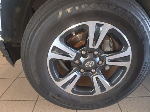 Used 2016 Toyota Tacoma TRD Sport image 10