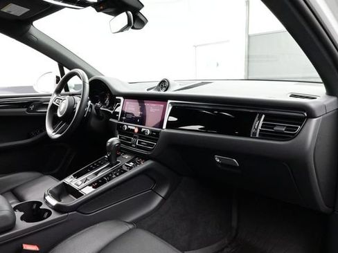 Certified 2025 Porsche Macan AWD/4WD image 19