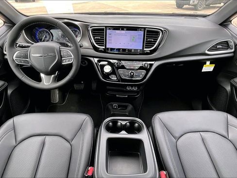 New 2025 Chrysler Voyager LX image 4