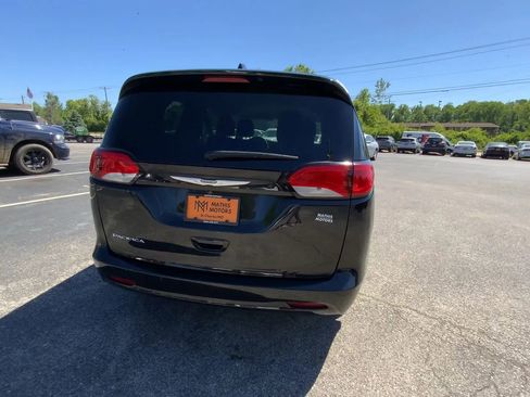 Used 2017 Chrysler Pacifica LX w/ Tire & Wheel Group FWD image 7