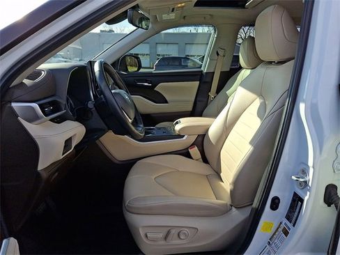 Used 2022 Toyota Highlander XLE image 17