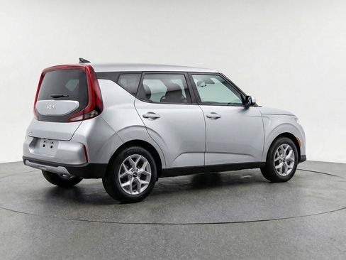 Used 2025 Kia Soul LX w/ LX Technology Package FWD image 9