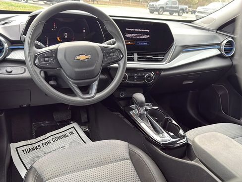 Used 2025 Chevrolet Trax LT FWD image 11