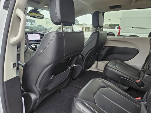 Used 2023 Chrysler Pacifica Touring-L FWD image 32