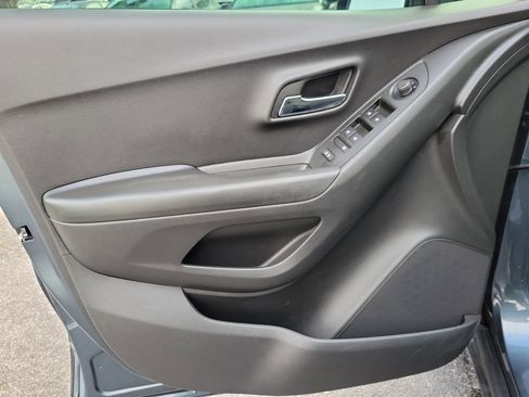 Used 2021 Chevrolet Trax LS image 12