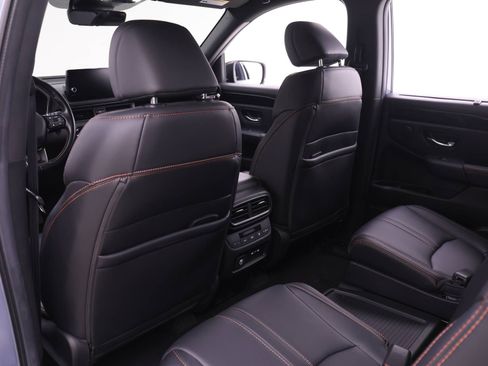Used 2024 Honda Pilot TrailSport image 11