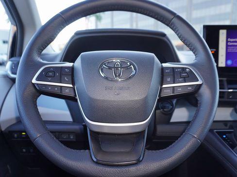 Used 2025 Toyota Sienna XLE image 21