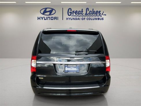 Used 2014 Chrysler Town & Country Touring image 4