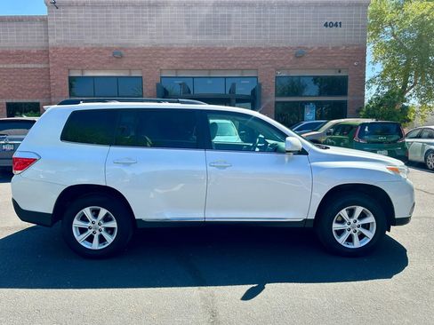 Used 2012 Toyota Highlander FWD w/ Tech Pkg image 5