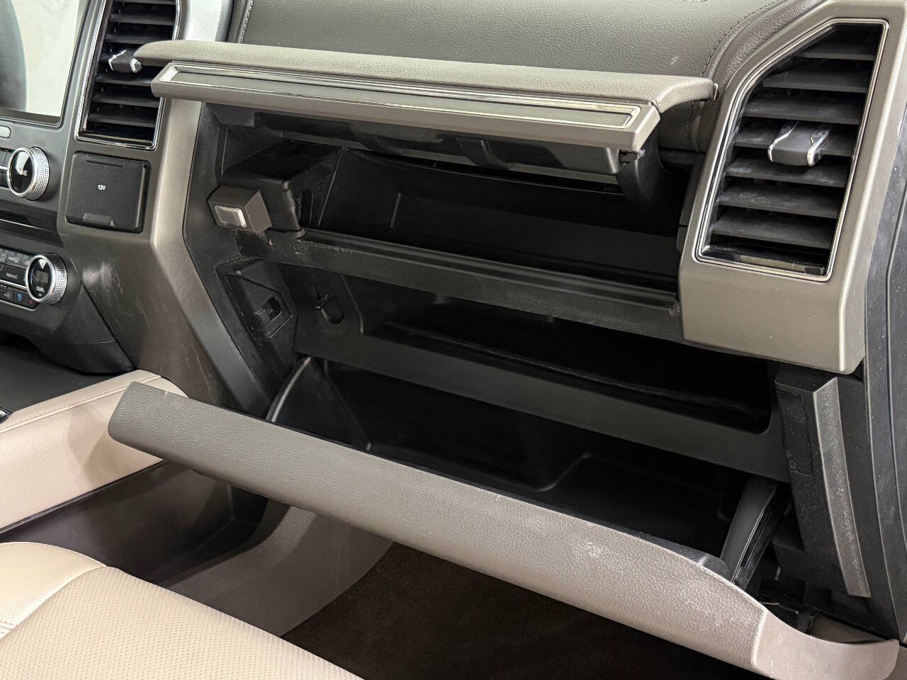 Used 2018 Ford Expedition XLT w/ Equipment Group 202A RWD image 41
