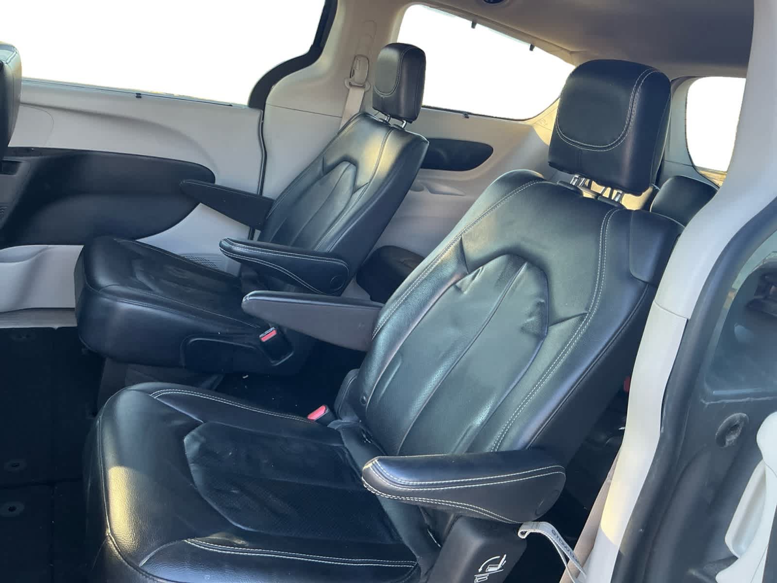 Used 2022 Chrysler Pacifica Touring-L FWD image 13