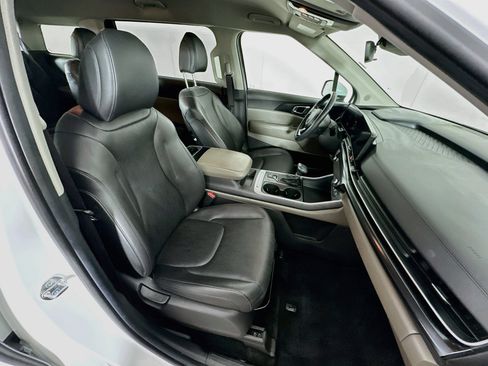 Used 2025 Kia Carnival FWD image 33