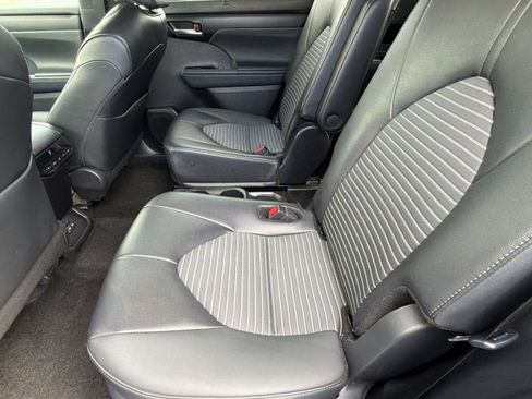 Used 2025 Toyota Highlander XSE AWD/4WD image 30