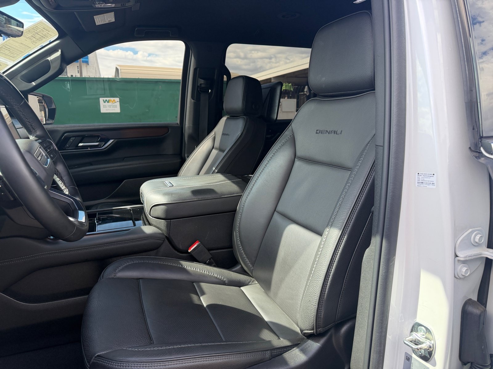Used 2025 GMC Yukon XL Denali w/ Advanced Technology Package AWD/4WD image 15