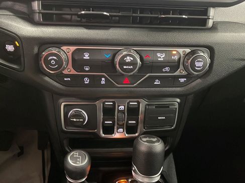 Used 2025 Jeep Wrangler Unlimited Sport AWD/4WD image 15