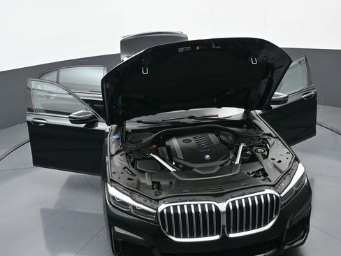 Used 2022 BMW 740i xDrive w/ M Sport Package image 39
