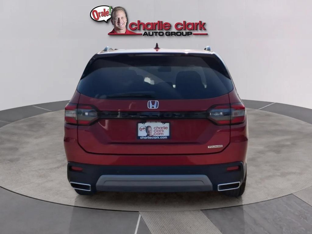 Used 2025 Honda Pilot Touring image 4