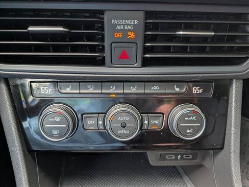 Used 2022 Volkswagen Jetta SE w/ Panoramic Sunroof Package FWD image 33