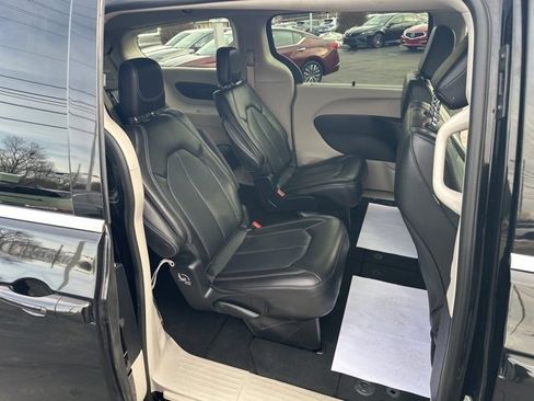 Used 2024 Chrysler Pacifica Touring-L image 18