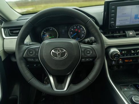 Used 2022 Toyota RAV4 XLE image 13