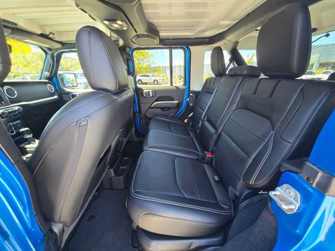Used 2022 Jeep Wrangler Unlimited Sahara AWD/4WD image 16