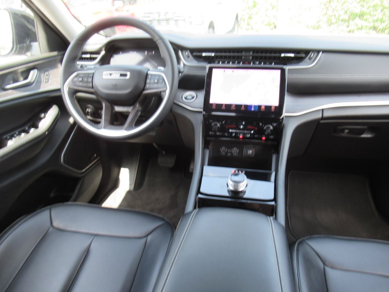 Used 2023 Jeep Grand Cherokee L Limited w/ Luxury Tech Group II RWD image 15
