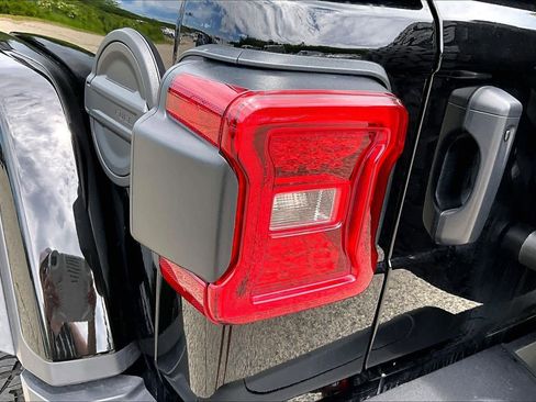 Used 2025 Jeep Wrangler Rubicon AWD/4WD image 28