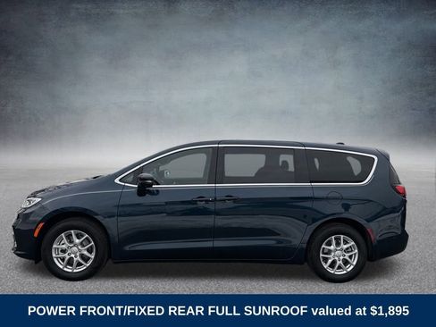 Used 2025 Chrysler Pacifica Select image 2