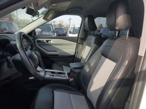 Certified 2022 Ford Explorer XLT w/ Equipment Group 202A image 9