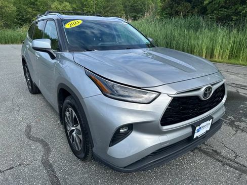 Used 2021 Toyota Highlander XLE AWD/4WD image 7