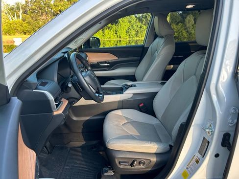Used 2024 Toyota Grand Highlander AWD image 16