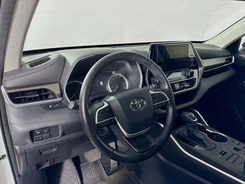 Used 2023 Toyota Highlander XLE image 9