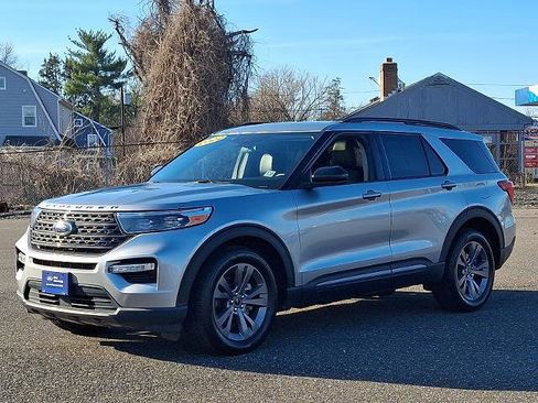 Certified 2022 Ford Explorer XLT w/ Equipment Group 202A image 3