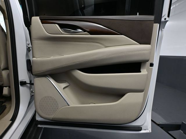 Used 2017 Cadillac Escalade ESV 4WD image 40