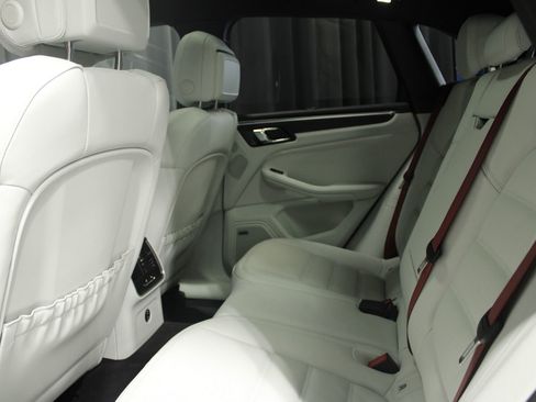 New 2026 Porsche Macan GTS image 43