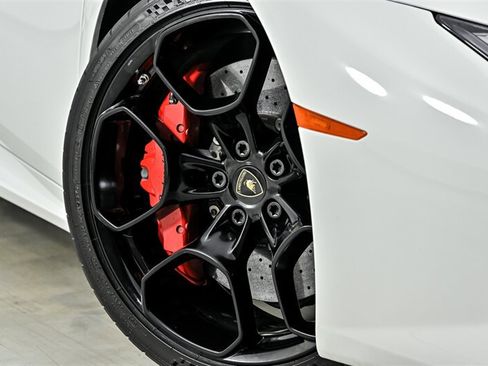 Used 2016 Lamborghini Huracan LP 610-4 AWD/4WD image 3