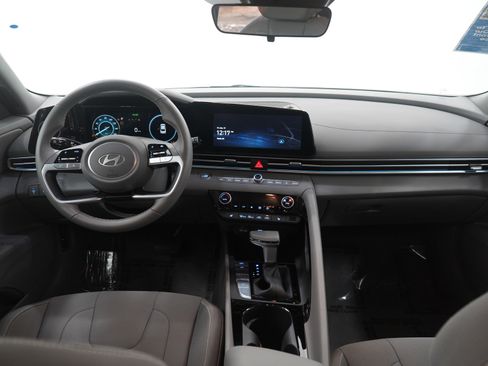 Certified 2025 Hyundai Elantra SEL image 14