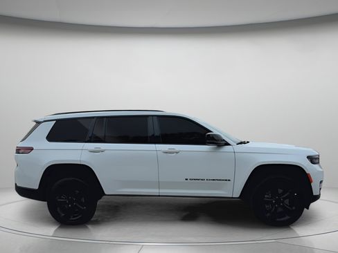 Used 2025 Jeep Grand Cherokee L Laredo image 32