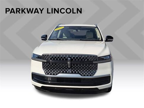 Used 2025 Lincoln Navigator Reserve image 10