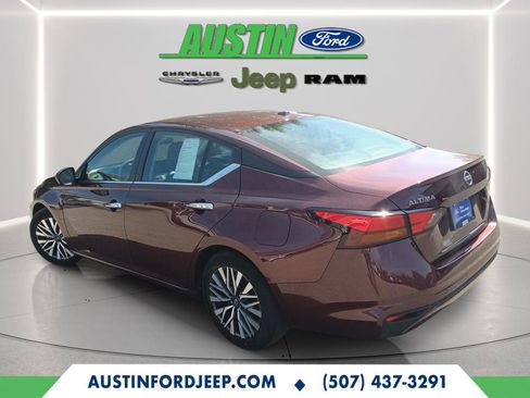 Used 2024 Nissan Altima 2.5 SV image 3