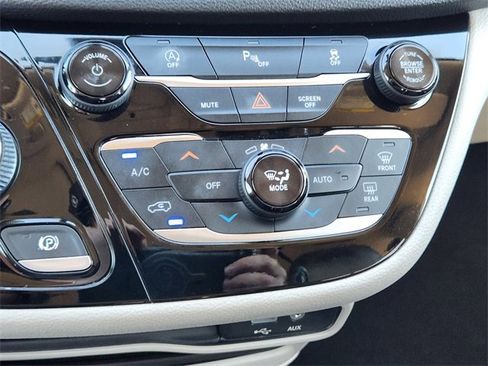 Used 2020 Chrysler Pacifica Limited image 19