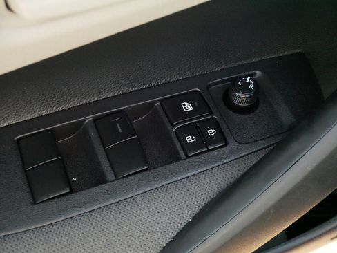 Used 2025 Toyota Corolla LE w/ LE Premium Package FWD image 19